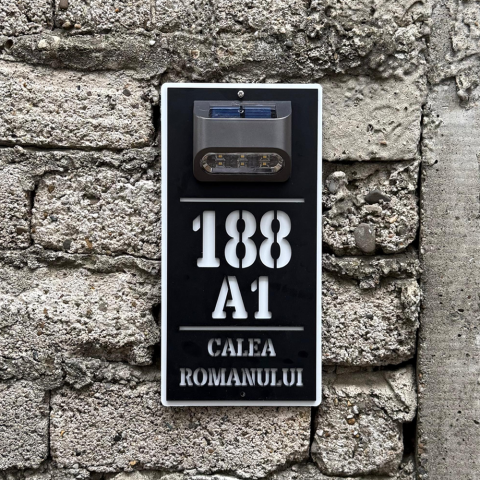 Plăcuțe casă personalizate - Plăcuță adresă casă din alucobond alb și plexiglas negru mat cu lumină solară – personalizată cu număr și adresă vizibile zi și noapte.