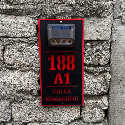 Plăcuțe casă personalizate - Plăcuță adresă casă din alucobond roșu și plexiglas negru mat cu lumină solară – personalizată cu număr și adresă vizibile zi și noapte.