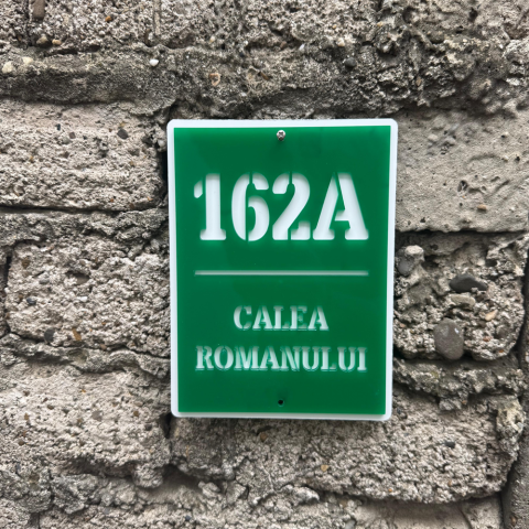 Plăcuță adresă casă din alucobond și plexiglas, personalizată cu număr și adresă, design modern pentru exterior. [2]