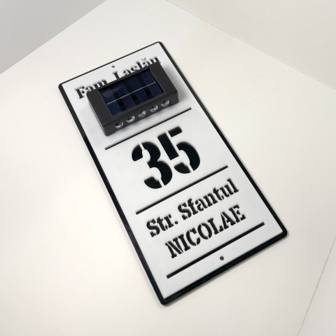 Plăcuță adresă casă din alucobond negru și plexiglas alb cu lumină solară bidirecțională, personalizată cu număr și adresă, design modern. [3]
