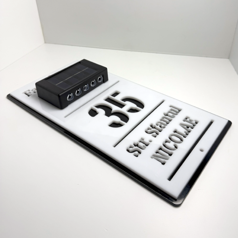 Plăcuță adresă casă din alucobond negru și plexiglas alb cu lumină solară bidirecțională, personalizată cu număr și adresă, design modern. [2]