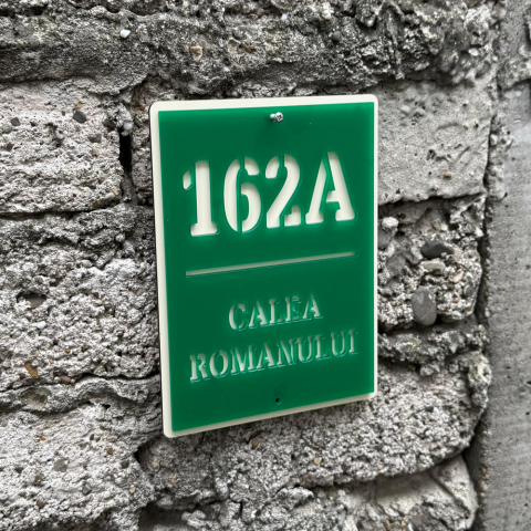 Plăcuță adresă casă din alucobond și plexiglas, personalizată cu număr și adresă, design modern pentru exterior. [5]
