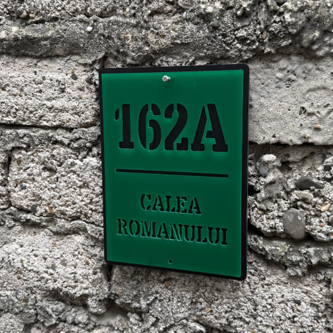 Plăcuță adresă casă din alucobond și plexiglas, personalizată cu număr și adresă, design modern pentru exterior. [3]