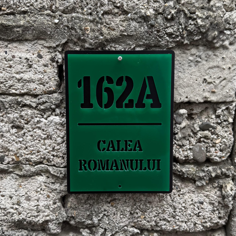 Plăcuță adresă casă din alucobond și plexiglas, personalizată cu număr și adresă, design modern pentru exterior. [4]