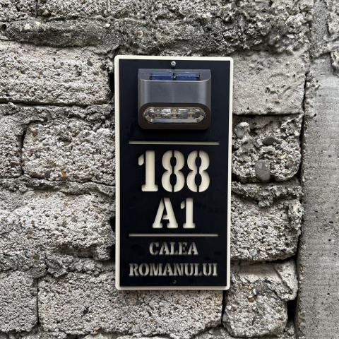 Plăcuțe casă personalizate - Plăcuță adresă casă din alucobond crem și plexiglas negru mat cu lumină solară – personalizată cu număr și adresă vizibile zi și noapte.