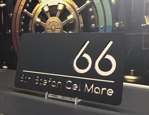 Plăcuțe casă personalizate - placuta-adresa-rose-gold-plexiglass-negru-decupat.jpg