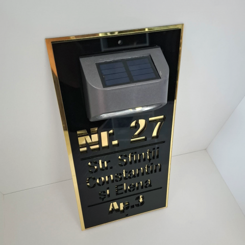 Plăcuță adresă casă cu lumină solară, realizată din plexiglas negru și auriu cu text decupat laser. [1]