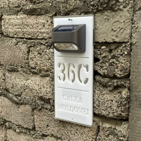 Plăcuță adresă casă albă cu detalii argintii și lumină solară – număr stradal personalizat, vizibil pe timp de noapte. [2]