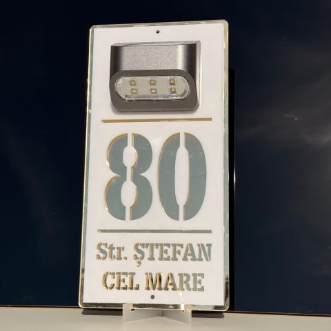 Plăcuțe casă personalizate - Plăcuță adresă casă albă cu detalii aurii și lumină solară – număr stradal personalizat, vizibil pe timp de noapte.