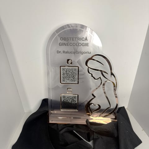 QR & Social - placuta-eleganta-coduri-qr-plexiglass-roze-gold.jpg
