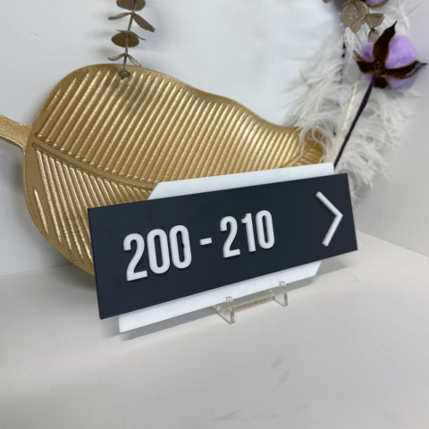 Institutii publice - Plăcuță număr cameră hotel din plexiglas alb și gri cu design modern, decupată laser