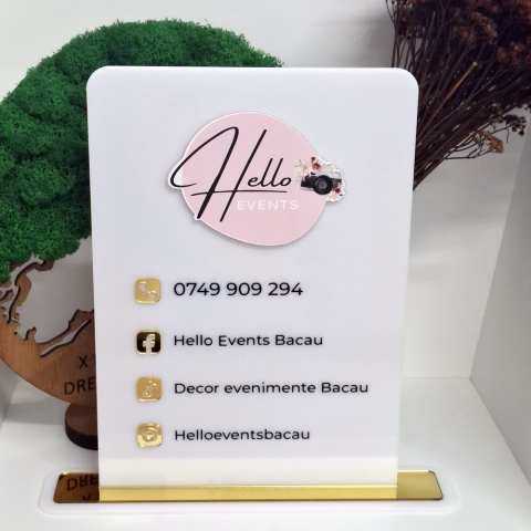 Nunta - Plăcuță birou din plexiglas alb cu logo și date contact decupate din plexiglas auriu oglindă, montată pe bază de sprijin