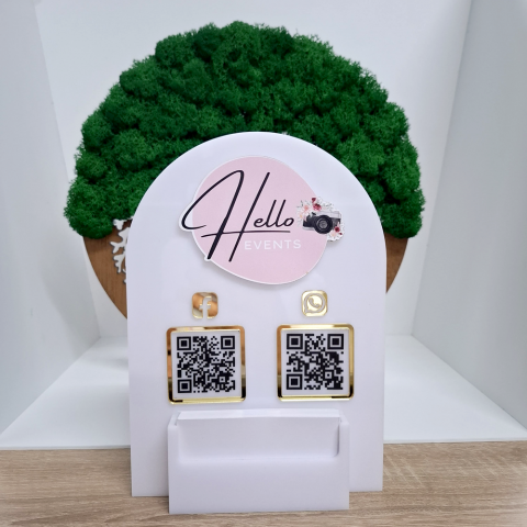 QR & Social - Plăcuță QR cod social media din plexiglas alb cu detalii aurii și suport cărți de vizită – personalizată pentru businessuri moderne