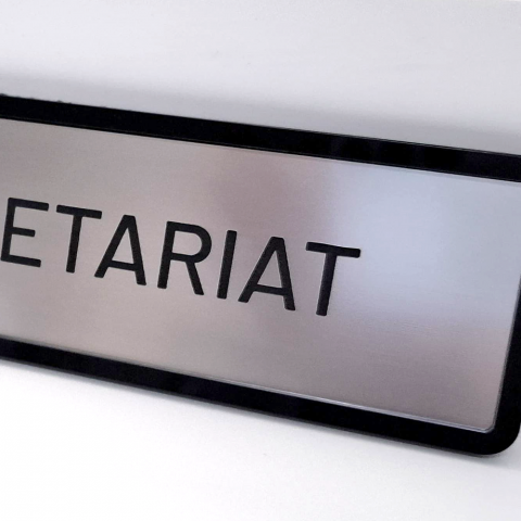 Plăcuță ușă din plexiglas negru cu buzunar și inserție ABS gri / auriu periat gravată cu text personalizat [1]