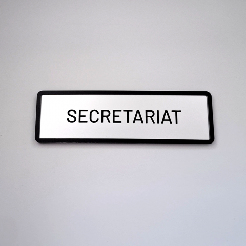 Institutii publice - Plăcuță ușă din plexiglas negru cu buzunar și inserție ABS gri / auriu periat gravată cu text personalizat