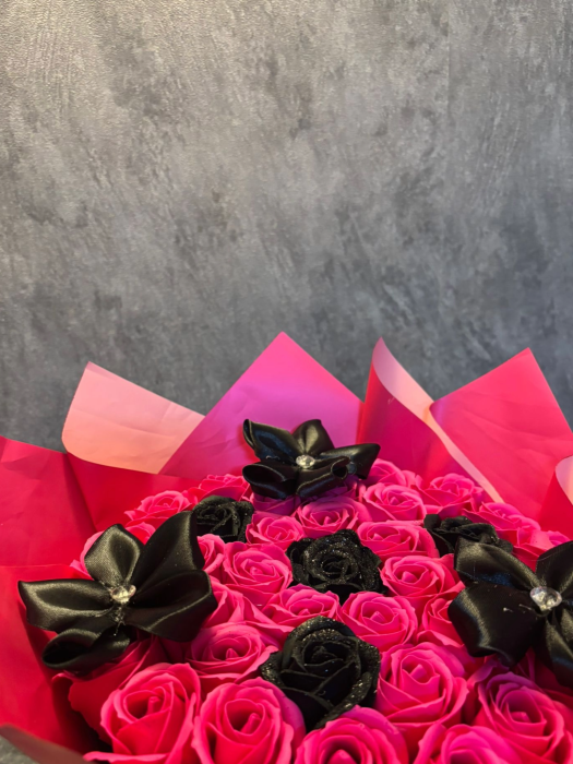 Buchet 37 de trandafiri din săpun ciclam și negri [2]