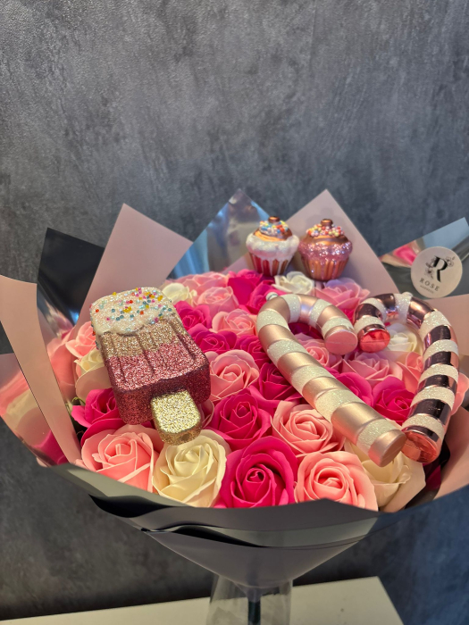 Buchet Cupcake cu 37 de trandafiri roz deschis,ciclam si alb [2]