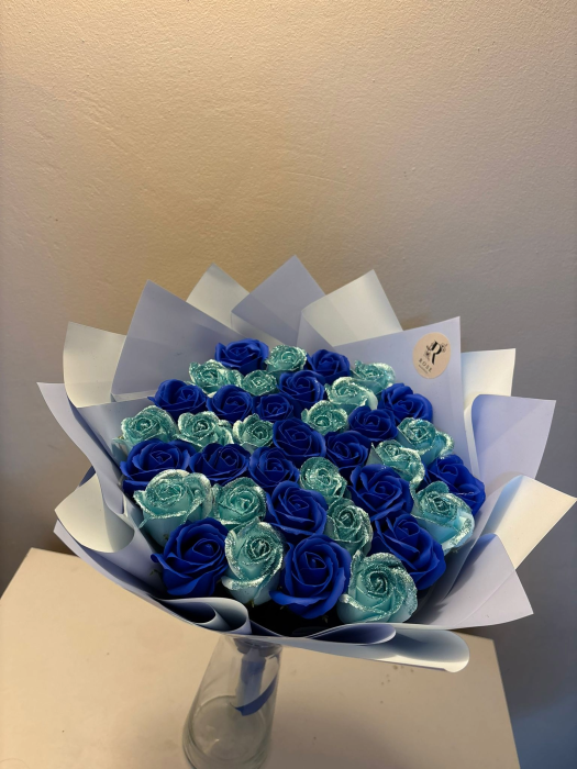 Buchet cu 37 de trandafiri albastru inchis si baby blue [1]