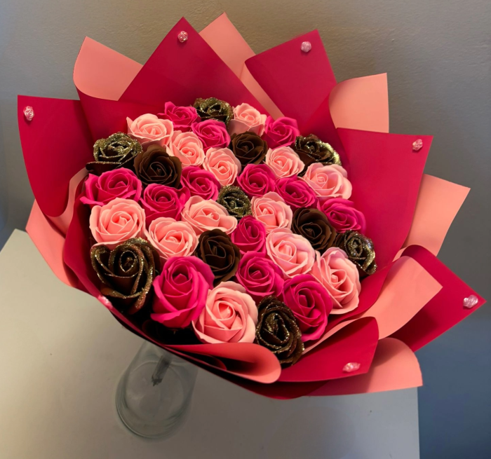 Buchet cu 37 de trandafiri ciclam, roz deschis si cappucino [1]