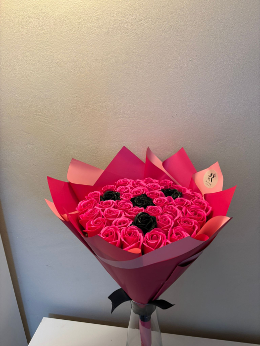 Buchet cu 37 de trandafiri ciclam si negru [2]