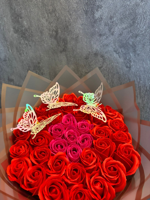 Buchet cu 37 de trandafiri roșii și ciclam [2]
