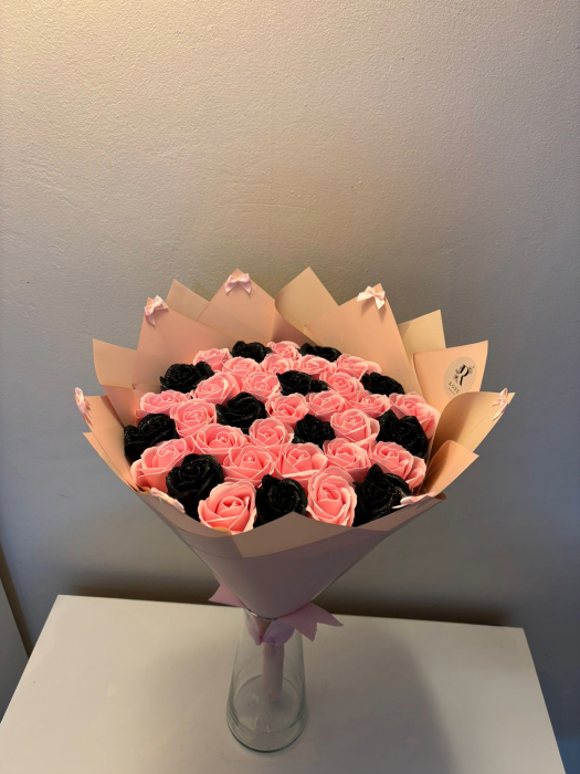 Buchet cu 37 de trandafiri roz deschis si negri [2]