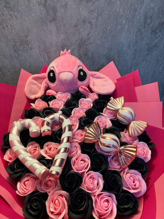 Buchet Candy cu 61 de trandafiri roz inchis si negrii [2]