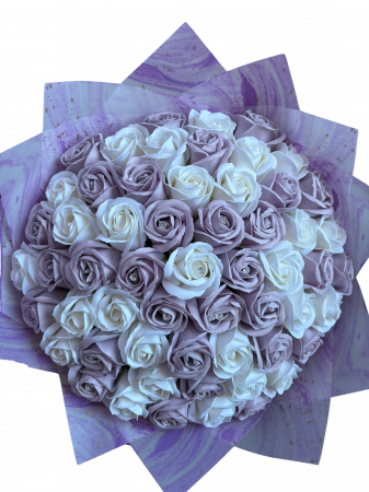 Buchete 53 de trandafiri - Buchet cu 53 de trandafiri din sapun lavanda si alb