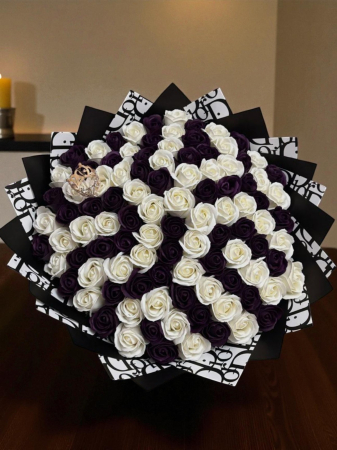 Buchete 101 trandafiri - Buchet 101 trandafiri din sapun marsalla inchis si alb