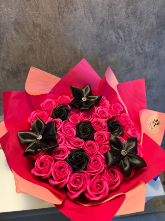 Buchete 37 de trandafiri - Buchet 37 de trandafiri din săpun ciclam și negri