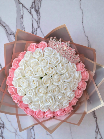 Buchete 57 de trandafiri - Buchet 57 trandafiri din sapun alb si roz deschis