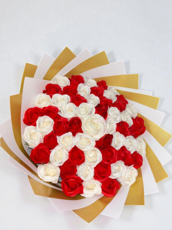Buchete 57 de trandafiri - Buchet 57 trandafiri din sapun rosu si alb