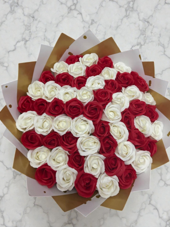 Buchete 57 de trandafiri - Buchet 57 trandafiri din sapun rosu si alb