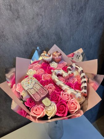 Colecția de Crăciun - Buchet Cupcake cu 37 de trandafiri roz deschis,ciclam si alb