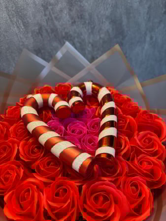 Buchet Candy Cane cu 37 de trandafiri rosii si ciclam [1]