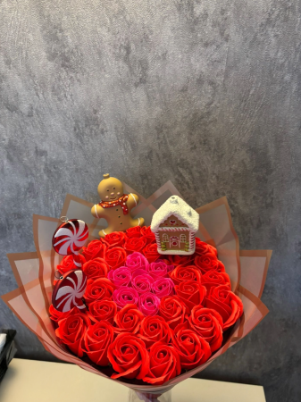 Colecția de Crăciun - Buchet Candy Lollipop cu 37 de trandafiri rosii si ciclam