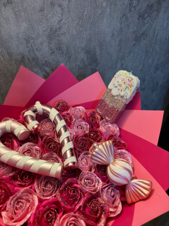 Buchet Candy Cane cu 37 de trandafiri roz deschis si ciclam [1]