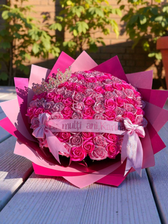 Buchete 101 trandafiri - buchet-ciclam-roz-sclipici-coronita-rosemadness