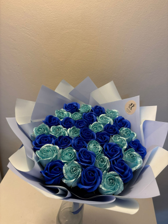 Buchet cu 37 de trandafiri albastru inchis si baby blue [1]