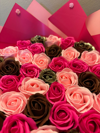 Buchet cu 37 de trandafiri ciclam, roz deschis si cappucino [1]