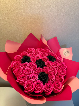 Buchete 37 de trandafiri - Buchet cu 37 de trandafiri ciclam si negru