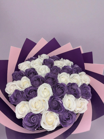 Buchete 37 de trandafiri - Buchet cu 37 de trandafiri mauve cu sclipici si alb