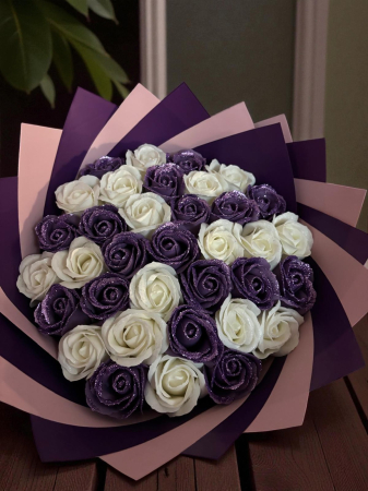 Buchet cu 37 de trandafiri mauve cu sclipici si alb [1]