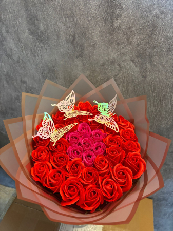 Buchete 37 de trandafiri - Buchet cu 37 de trandafiri roșii și ciclam
