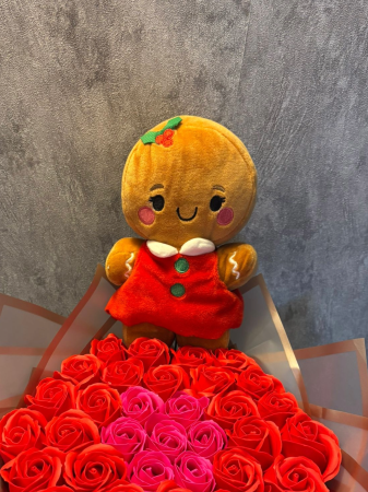 Buchet Gingerbread cu 37 de trandafiri rosii si ciclam [1]