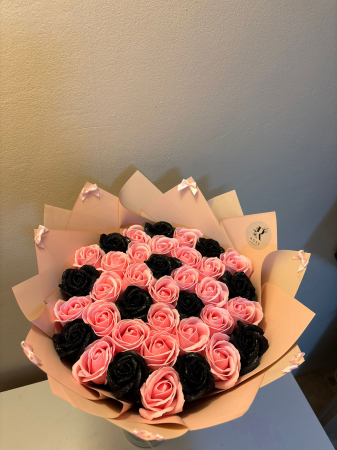 Buchete 37 de trandafiri - Buchet cu 37 de trandafiri roz deschis si negri