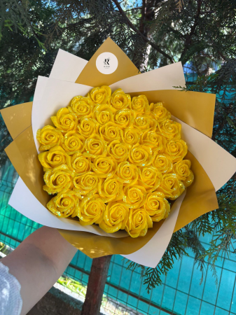 Buchete 37 de trandafiri - buchet-trandafiri-galbeni-sclipici-rosemadness