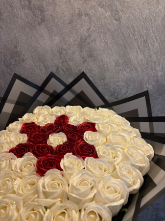 Buchet cu 51 de trandafiri rosii si albi [1]