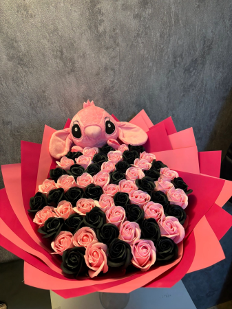 Buchete cu 61 de trandafiri - Buchet cu 61 de trandafiri roz inchis si negrii