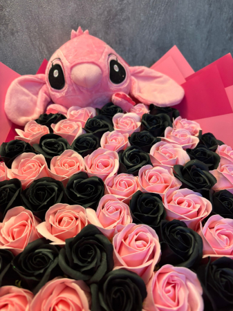 Buchet cu 61 de trandafiri roz inchis si negrii [1]